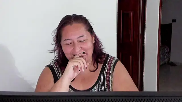 Snapshot of VioletBruces chatting on December 22, 2025, 11:46 pm VioletBruces online show from December 22, 2025, 11:46 pm