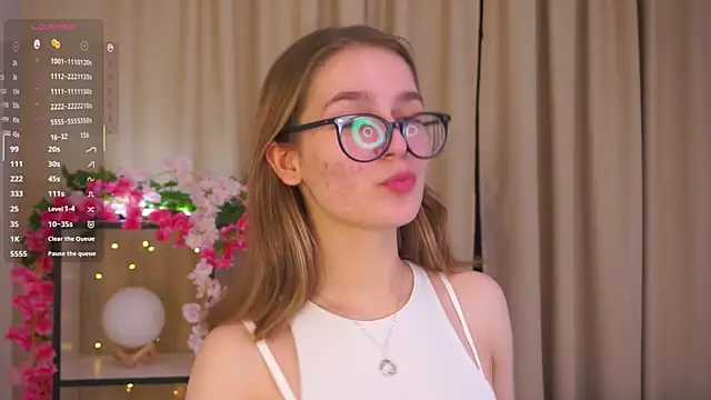 NyraKiss online show from December 14, 2025, 8:24 pm