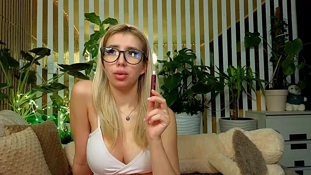 FlowweerGirl online show from December 5, 2025, 12:41 am