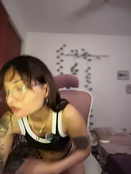 Snapshot of LuXarumi chatting on December 23, 2025, 3:59 am LuXarumi online show from December 23, 2025, 3:59 am