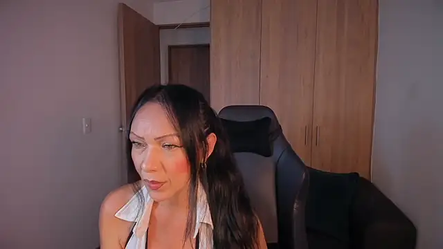 Snapshot of Cleoember_ chatting on February 13, 2026, 6:37 pm Cleoember online show from February 13, 2026, 6:37 pm