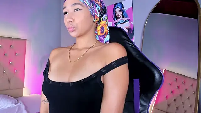 EmmaLawrence  online show from December 15, 2025, 8:13 pm