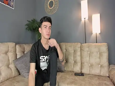 Feiccer Thomson1 online show from December 14, 2025, 8:02 pm