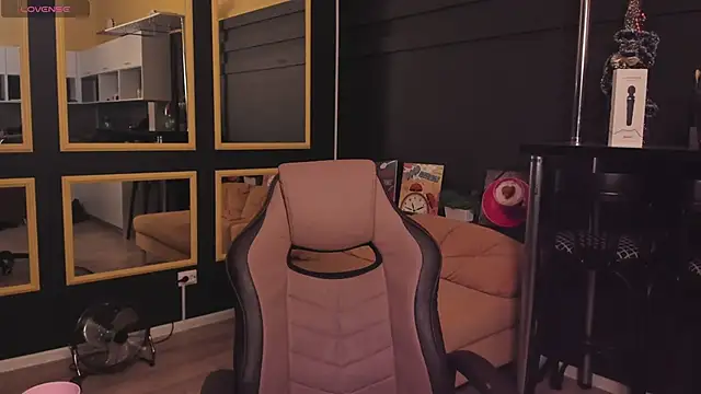 Tina Tayllor  online show from January 17, 2026, 1:38 pm