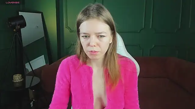 Tina Tayllor  online show from February 1, 2026, 6:17 pm