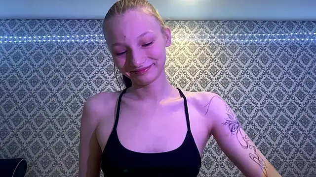 Cleonoth2o online show from December 19, 2025, 6:04 pm