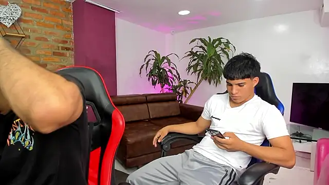 HotThreesoome online show from February 3, 2026, 12:32 pm