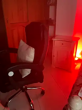 Snapshot of EmiHarrys chatting on December 15, 2025, 10:14 pm EmiHarrys online show from December 15, 2025, 10:14 pm