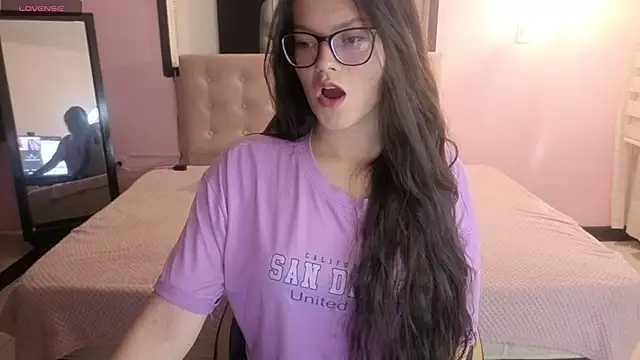 Sara valderrama  online show from May 4, 2026, 1:07 pm