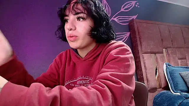 Kiara Fox   online show from May 7, 2026, 9:20 pm