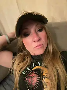 alluringpixie online show from April 24, 2026, 2:25 am