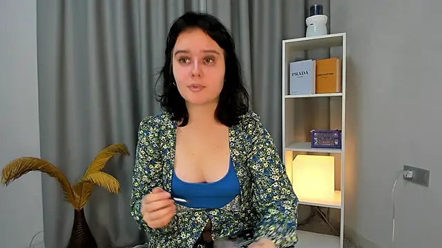 TracyLilith online show from December 14, 2025, 1:49 pm