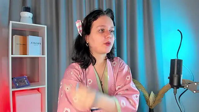 TracyLilith online show from December 18, 2025, 1:39 pm