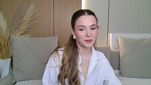 Lina Sinerz online show from May 24, 2026, 4:12 pm