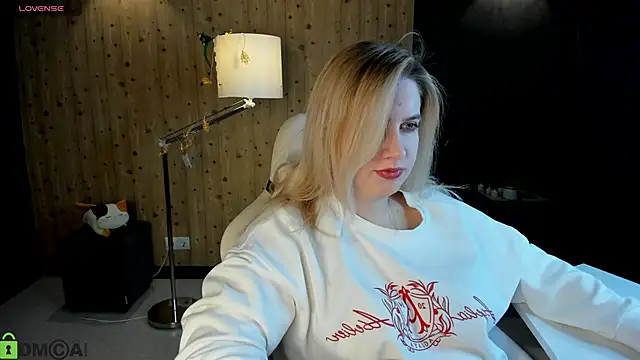 Snapshot of LunasShine chatting on December 16, 2025, 4:17 am LunasShine online show from December 16, 2025, 4:17 am