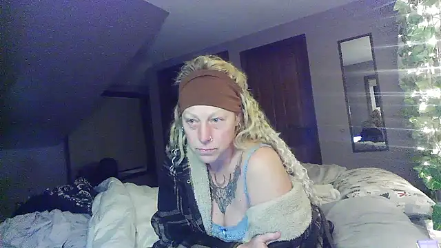 Outdoorchicjj online show from January 13, 2026, 8:19 am