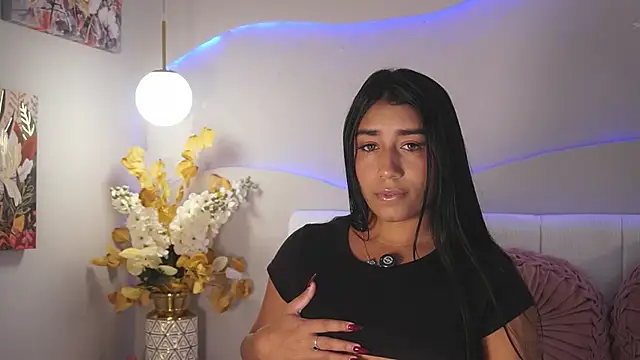 SaraJonesxx online show from February 25, 2026, 7:01 pm