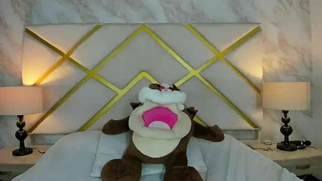 Snapshot of SolSweet_x chatting on December 19, 2025, 8:05 pm SolSweet x online show from December 19, 2025, 8:05 pm