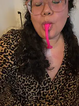 VanesssaMilf  online show from May 6, 2026, 11:32 pm