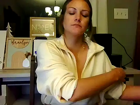 Snapshot of MagnoliaHoney chatting on December 22, 2025, 4:31 am MagnoliaHoney online show from December 22, 2025, 4:31 am