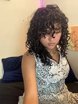 ladulcemary  online show from May 3, 2026, 11:11 pm