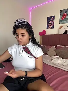 ladulcemary  online show from May 5, 2026, 8:17 pm