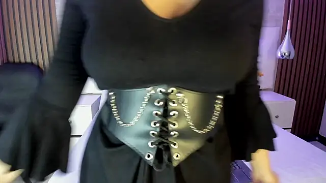 NaomySakura online show from May 5, 2026, 8:28 pm