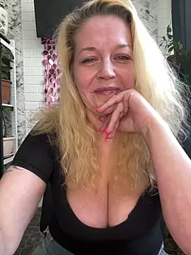 JenniferCarmen online show from February 16, 2026, 9:05 am