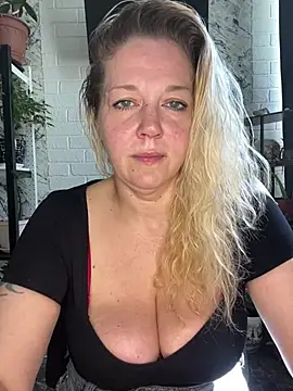Snapshot of JenniferCarmen chatting on June 4, 2026, 3:45 am JenniferCarmen online show from June 4, 2026, 3:45 am
