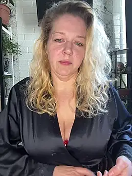 Snapshot of JenniferCarmen chatting on June 5, 2026, 1:45 am JenniferCarmen online show from June 5, 2026, 1:45 am