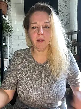 Snapshot of JenniferCarmen chatting on June 8, 2026, 4:24 am JenniferCarmen online show from June 8, 2026, 4:24 am