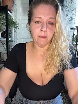 Snapshot of JenniferCarmen chatting on June 20, 2026, 2:03 am JenniferCarmen online show from June 20, 2026, 2:03 am