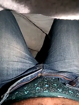 DominantSnowball44 online show from December 14, 2025, 5:40 pm