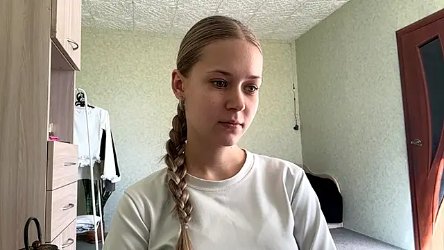 ZaidaSchwarten online show from May 2, 2026, 2:22 pm