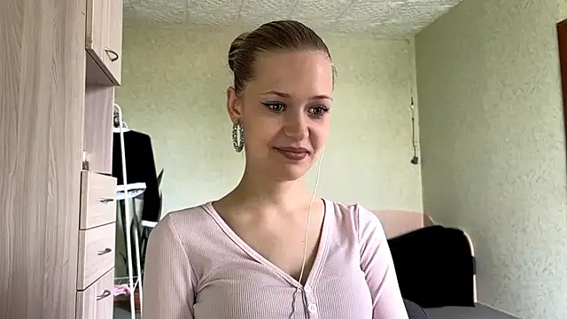 ZaidaSchwarten online show from June 5, 2026, 6:52 am
