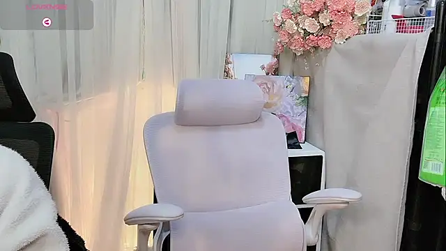 Yvonne-07 online show from January 7, 2026, 8:55 pm