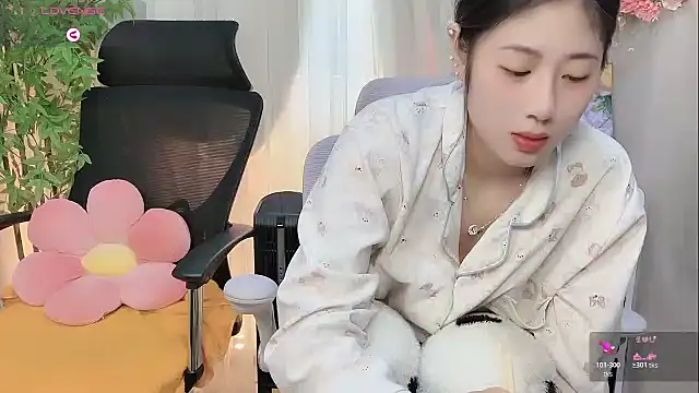 Yvonne-07 online show from February 28, 2026, 8:26 am