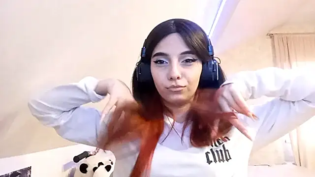 KizzieSchronce online show from December 15, 2025, 9:46 am