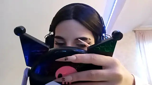 KizzieSchronce online show from December 17, 2025, 3:34 am