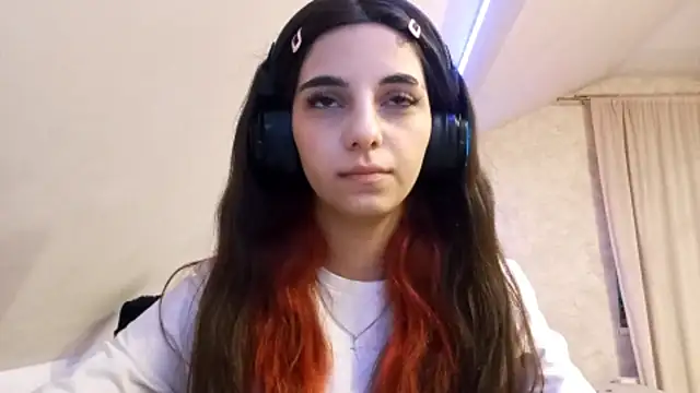 KizzieSchronce online show from December 22, 2025, 10:34 am