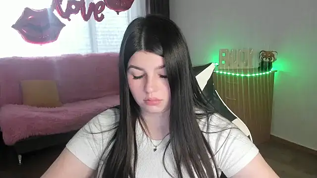 KisaModel online show from April 28, 2026, 2:27 am