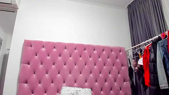 Hazel Taylorr online show from December 20, 2025, 4:25 pm