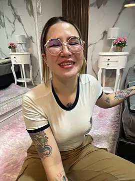 Annyhathatway online show from May 15, 2026, 11:56 pm