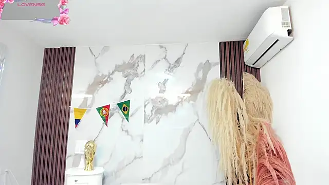 Annyhathatway online show from June 25, 2026, 8:24 pm