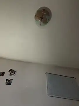 Snapshot of kingNQueen1211 chatting on December 19, 2025, 2:40 am kingNQueen1211 online show from December 19, 2025, 2:40 am