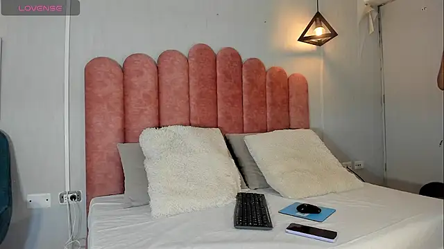 Snapshot of bella_jonnes_ chatting on December 17, 2025, 8:26 pm bella jonnes online show from December 17, 2025, 8:26 pm