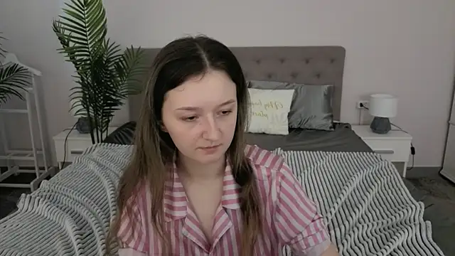 CyrenaLuxe online show from March 22, 2026, 10:07 am