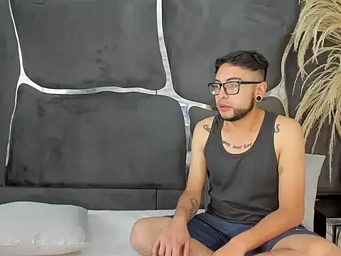 LailaAndOliver online show from December 16, 2025, 1:16 pm