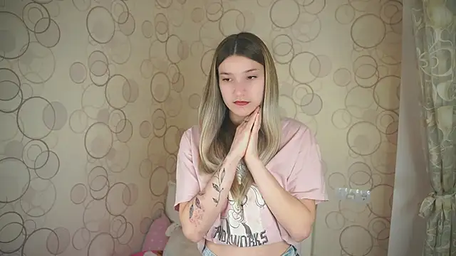 SerinaBinderup online show from December 20, 2025, 5:03 am