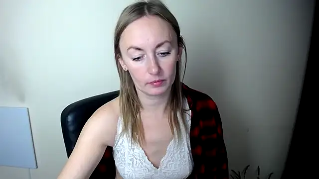 Snapshot of LiaSeass_ chatting on December 15, 2025, 10:08 am LiaSeass online show from December 15, 2025, 10:08 am